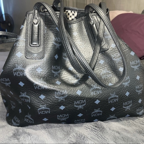 Authentic MCM MEDIUM SIZE TOTE - Picture 2 of 2